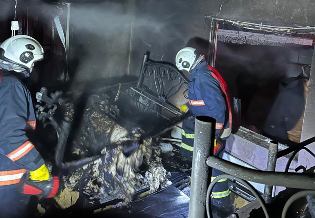 HAKKARİ’NİN YÜKSEKOVA İLÇESİNE BAĞLI BİR MEZRADA ODUN SOBASINDAN ÇIKAN YANGIN SONUCU BİR EV...
