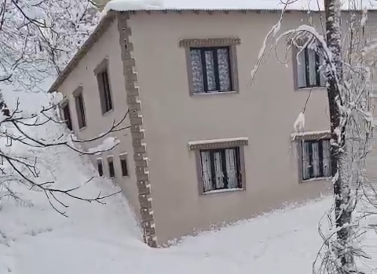 HAKKARİ’NİN YÜKSEKOVA İLÇESİNE BAĞLI YEŞİLTAŞ (ŞITAZIN) KÖYÜNDE DAĞDAN KOPAN KAR KÜTLESİ, YERLEŞİM...