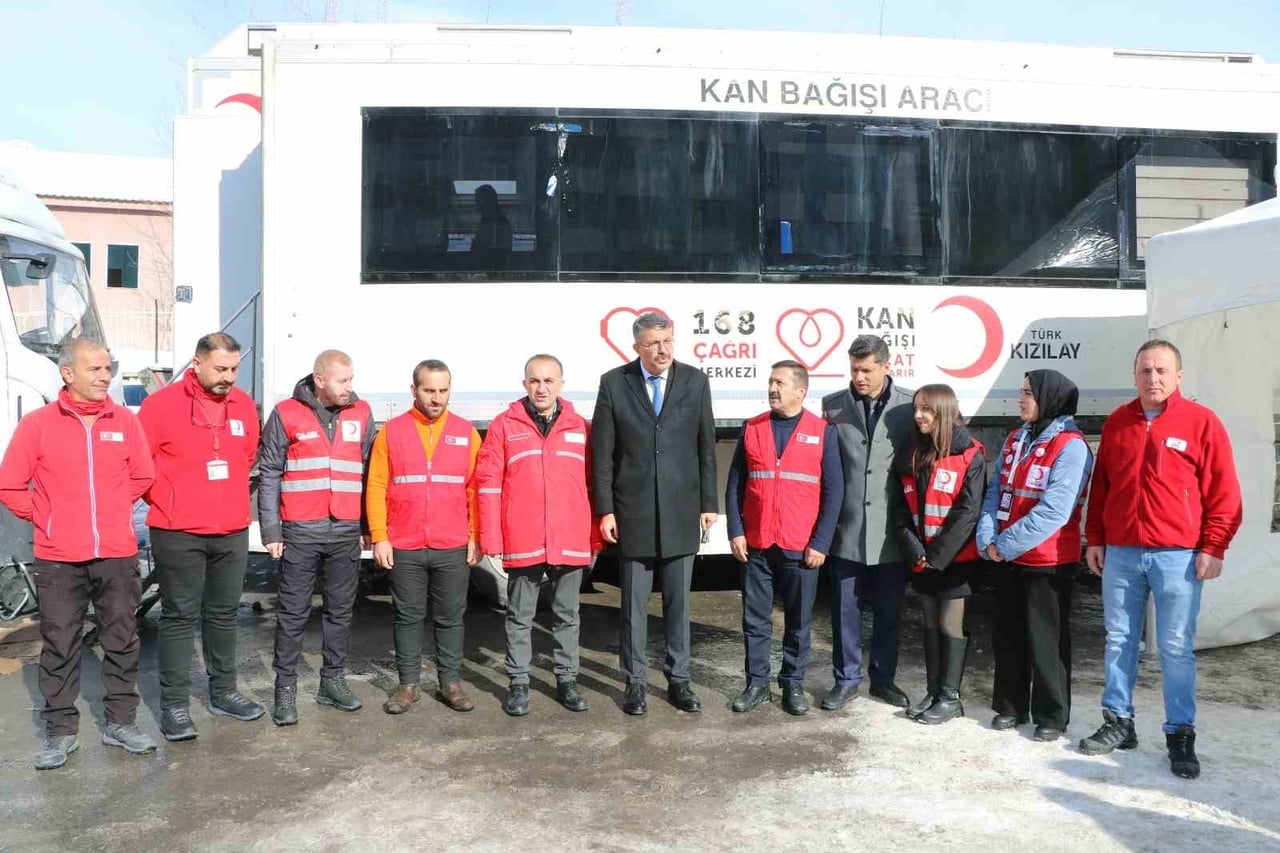 HAKKARİ VALİSİ ALİ ÇELİK, "BİRBİRİMİZE CANDAN BAĞLIYIZ" SLOGANIYLA BAŞLATILAN KAN BAĞIŞI...