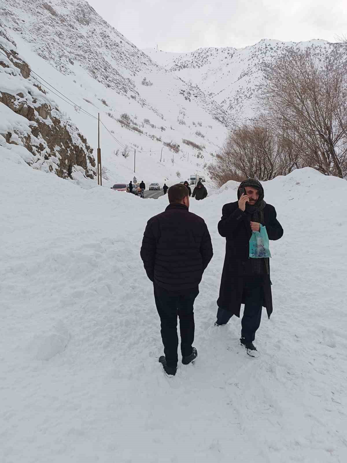 HAKKARİ-VAN KARA YOLU ÇIĞ DÜŞMESİ NEDENİYLE ULAŞIMA KAPANIRKEN, ONLARCA ARAÇ İSE MAHSUR...