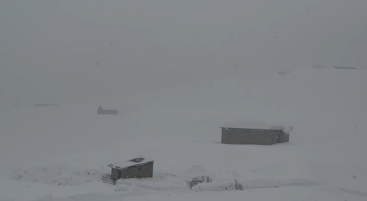 HAKKARİ VE İLÇELERİNDE ETKİLİ OLAN KAR YAĞIŞI NEDENİYLE 17 KÖY VE 26 MEZRAYA ULAŞIM...