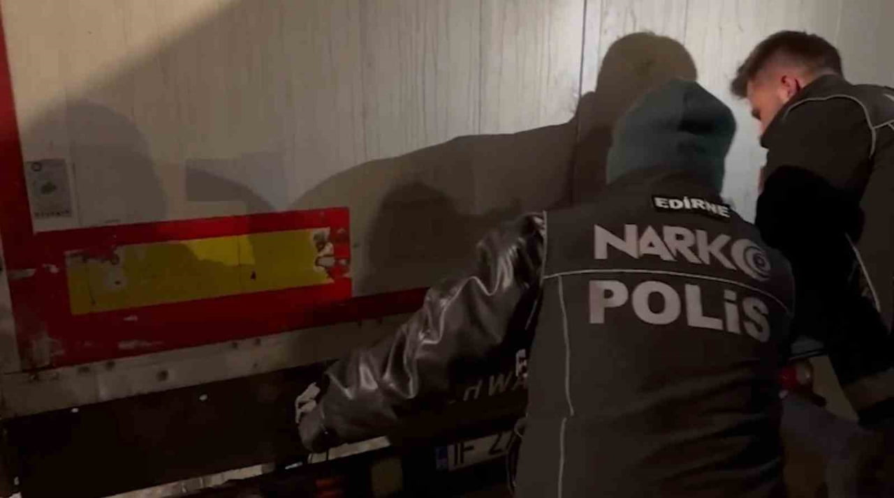 HAMZABEYLİ GÜMRÜK SAHASI İÇERİSİNDE BİR TIR İÇERİSİNDE YAPILAN ARAMADA, 220,7 KİLOGRAM KOKAİN VE...