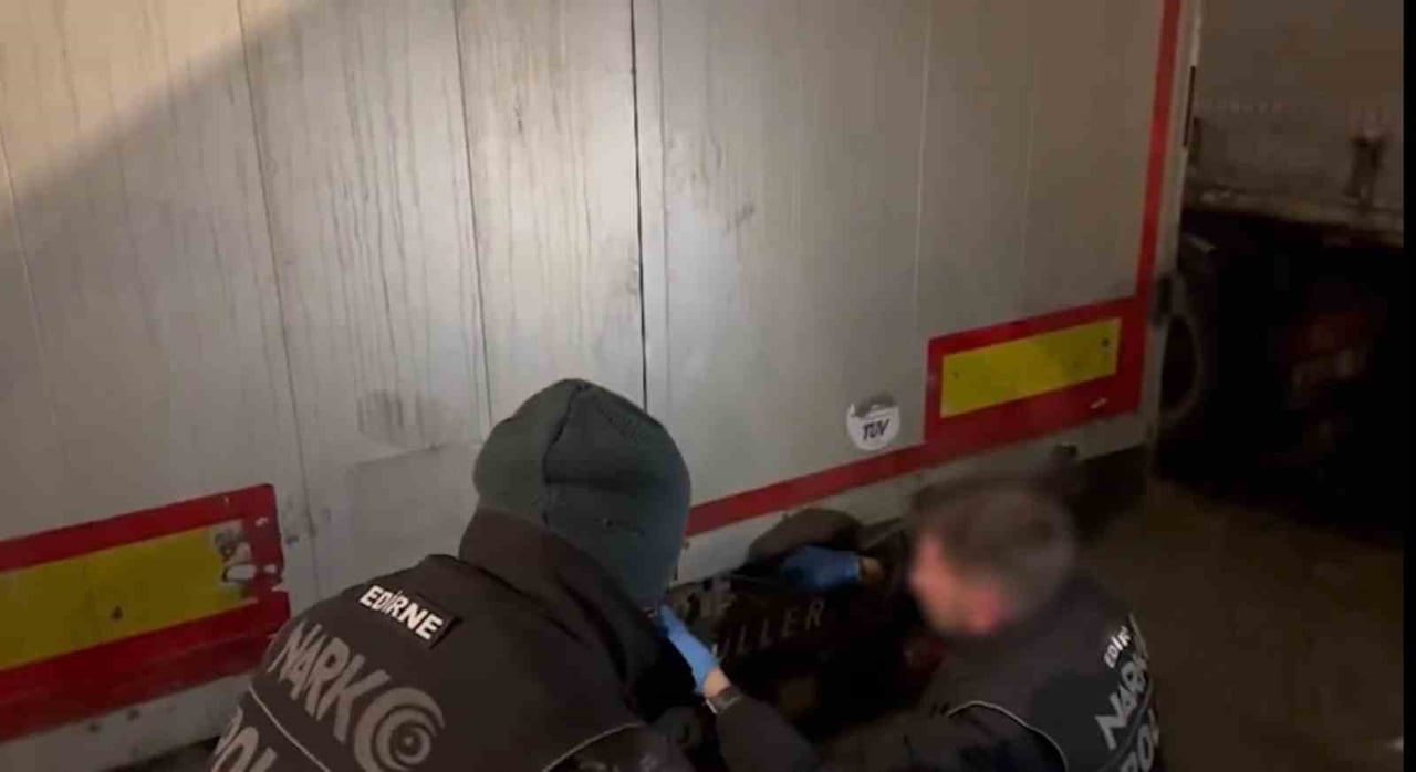 HAMZABEYLİ GÜMRÜK SAHASI İÇERİSİNDE BİR TIR İÇERİSİNDE YAPILAN ARAMADA, 220,7 KİLOGRAM KOKAİN VE...