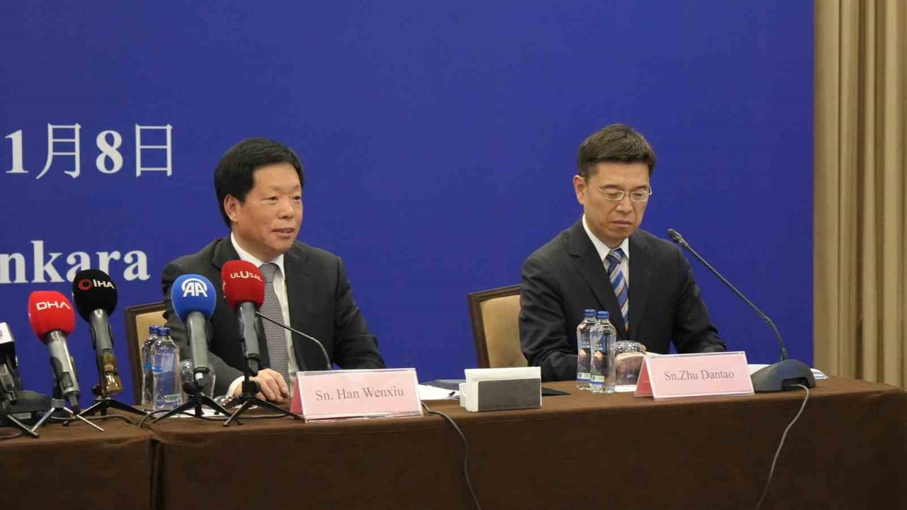 HAN WENXİU SOLDA ZHU DANTAO SAĞDA