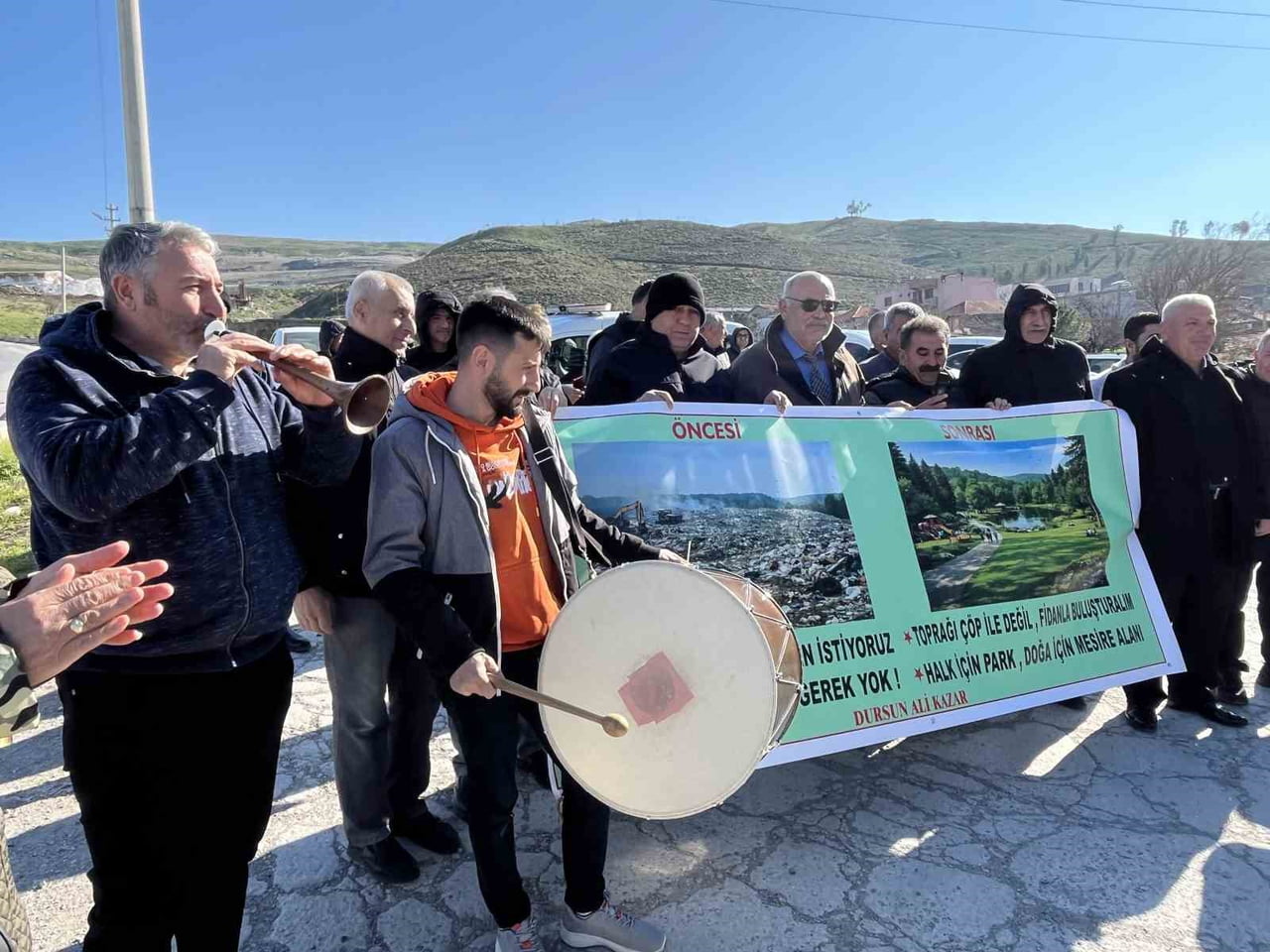 HARMANDALI KATI ATIK DEPOLAMA TESİSİ ÖNÜNDE TOPLANAN BÖLGE HALKI, ALANIN TAMAMEN KAPATILARAK...