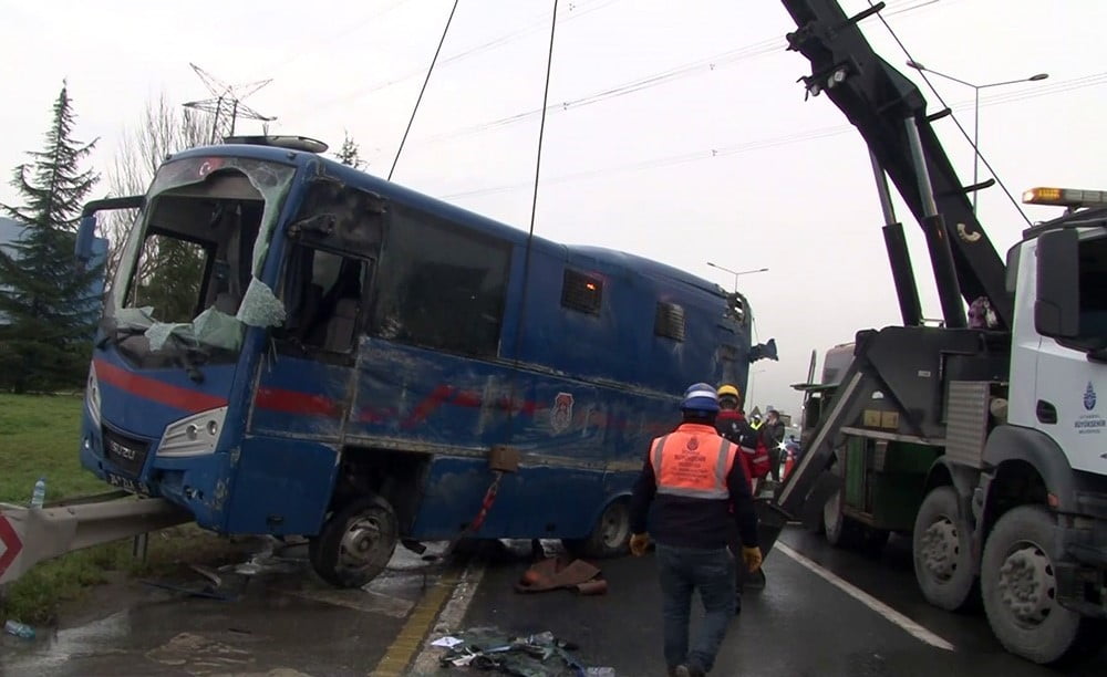 HASDAL YOLU KEMERBURGAZ İSTİKAMETİNDE CEZAEVİ ARACI DEVRİLDİ.