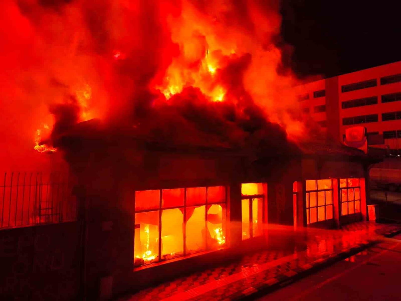 HATAY'DA AKARYAKIT İSTASYONUNUN YANINDAKİ MÜSTAKİL BİNADA YANGIN ÇIKTI. YANGIN, İTFAİYE...