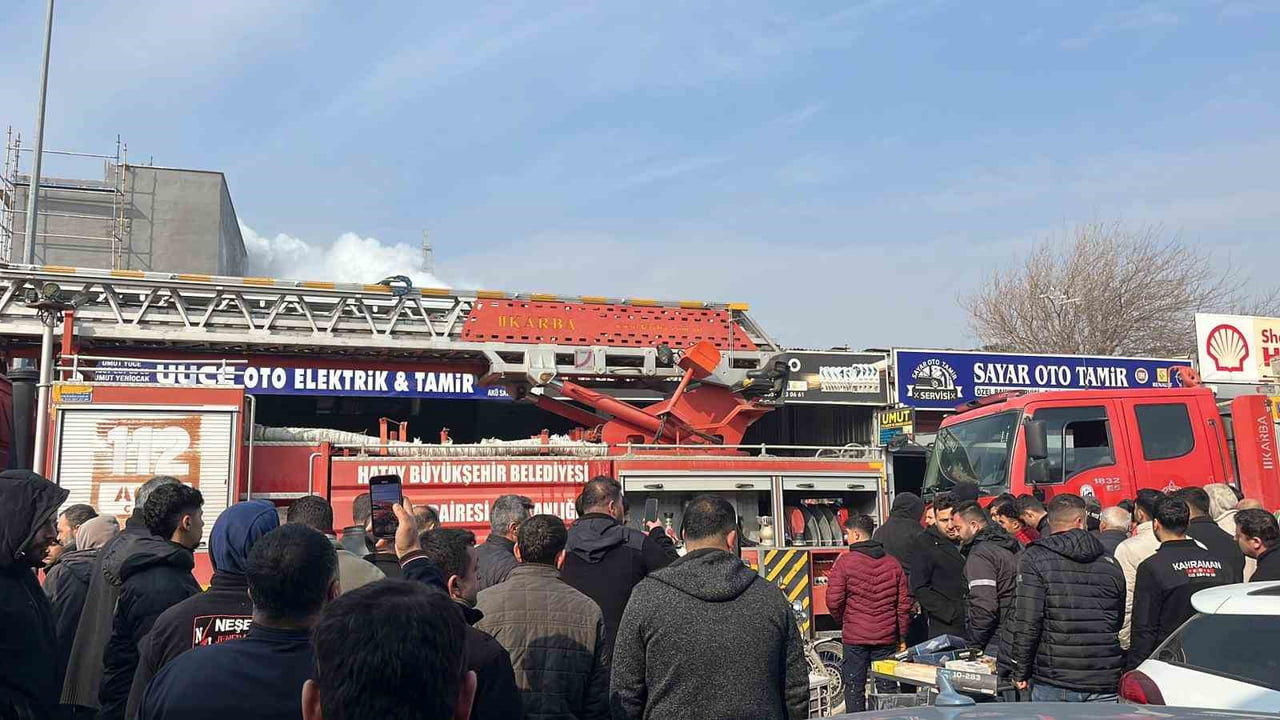 HATAY'DA ALEVLERE TESLİM OLAN OTO TAMİRHANESİNDEKİ YANGIN, İTFAİYE EKİPLERİNİN HIZLI MÜDAHALESİYLE...