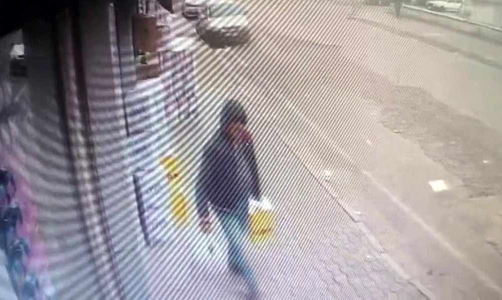 HATAY'DA BİR ŞAHSIN MARKETİN ÖNÜNDE BULUNAN 2 BİN TL DEĞERİNDE SIVI YAĞLARI KOLİYLE ÇALDIĞI ANLAR...