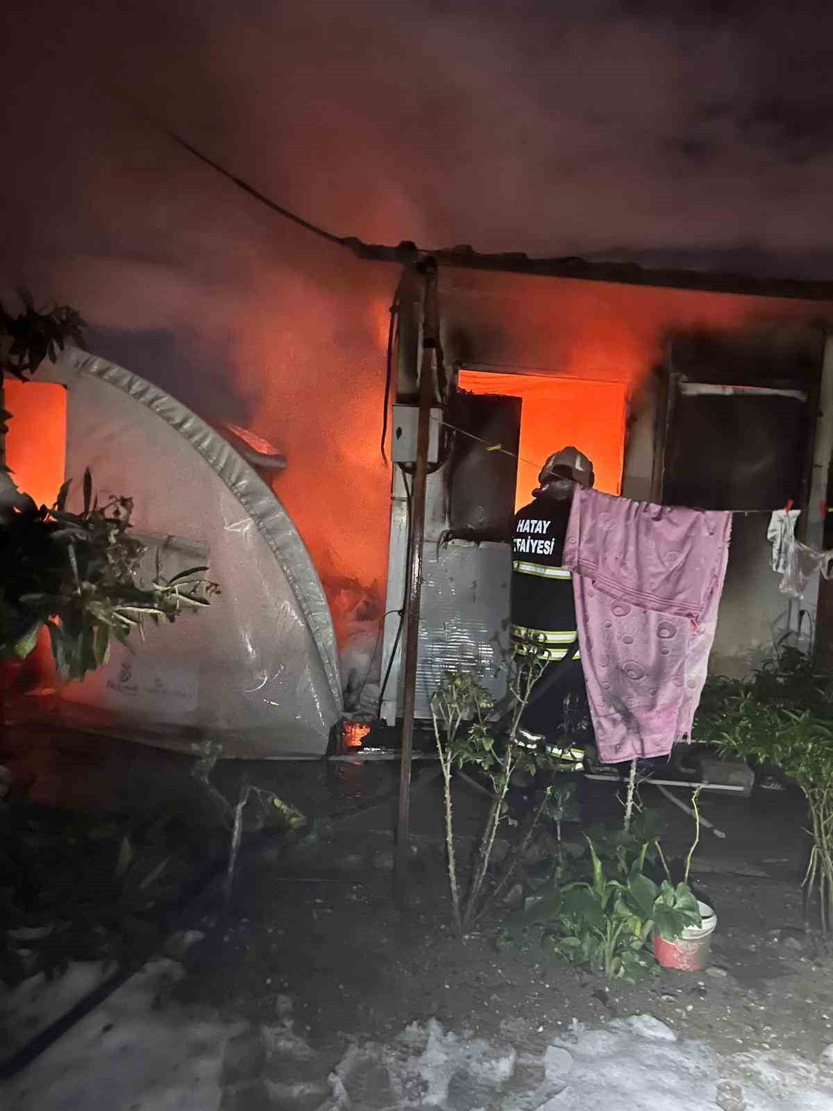HATAY'DA ÇIKAN YANGINDA DEPREMZEDE AİLENİN YAŞADIĞI KONTEYNER VE DEPO OLARAK KULLANILAN ÇADIR...