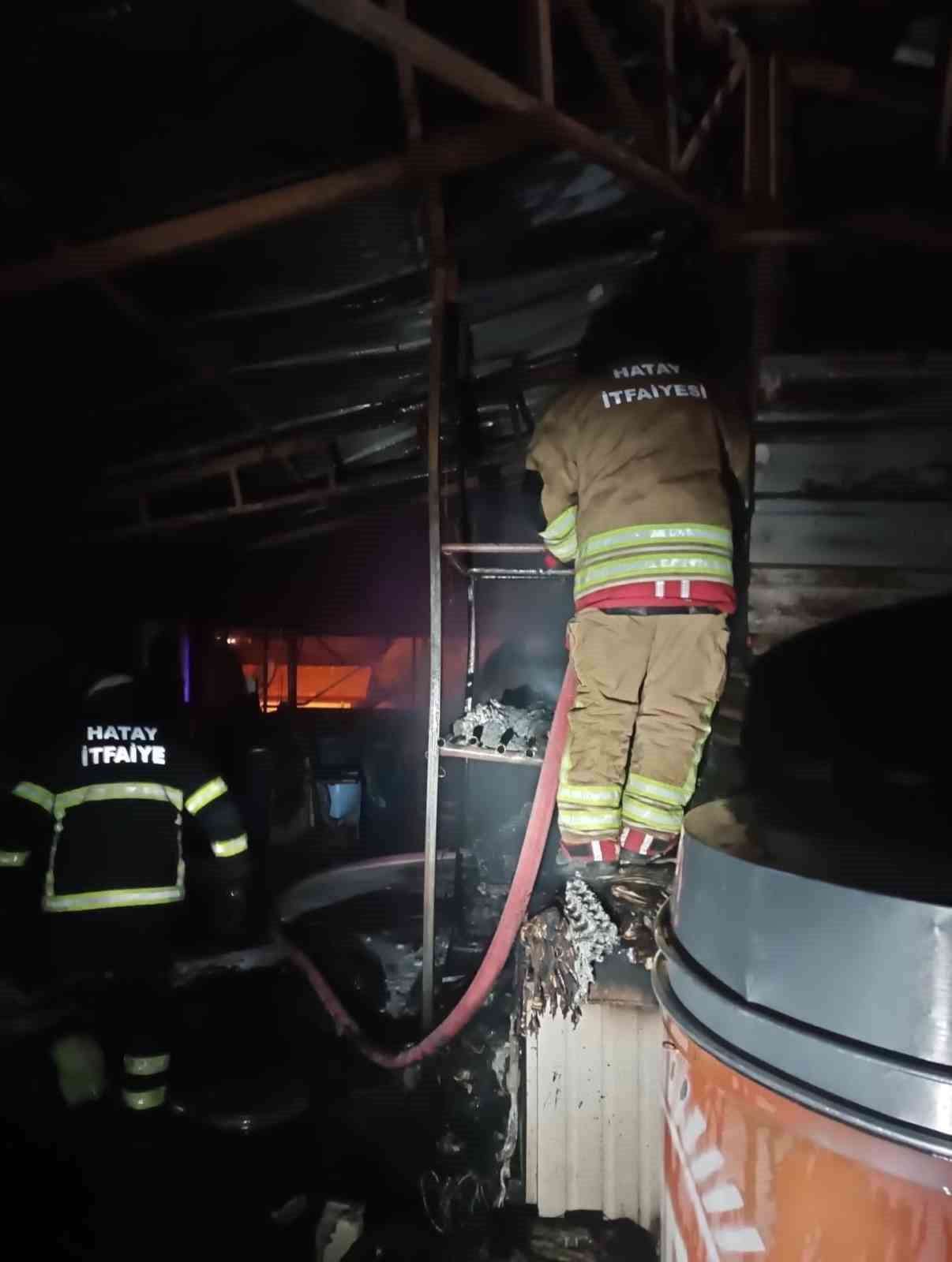 HATAY'DA EVİN ODUNLUK KISMINDA ÇIKAN YANGIN BÜYÜMEDEN SÖNDÜRÜLDÜ.