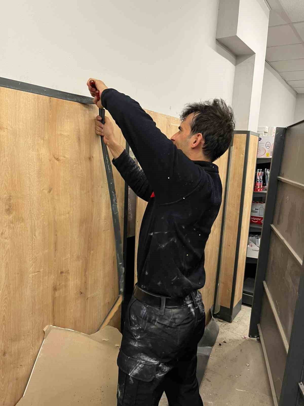 HATAY'DA MARKETİN HAVALANDIRMA BOŞLUĞUNDA MAHSUR KALAN KEDİ İTFAİYE EKİPLERİNCE KURTARILDI.