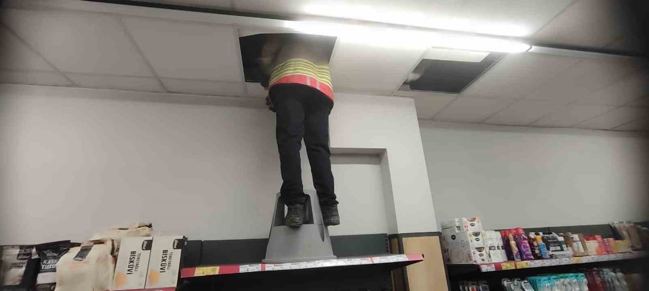 HATAY'DA MARKETİN HAVALANDIRMA BOŞLUĞUNDA MAHSUR KALAN KEDİ İTFAİYE EKİPLERİNCE KURTARILDI.