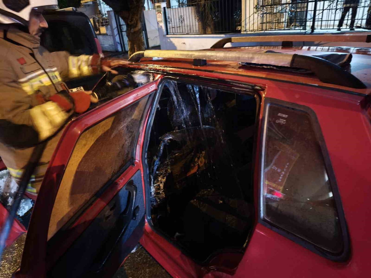 HATAY'DA PARK HALİNDEYKEN YANMAYA BAŞLAYAN OTOMOBİLDE ÇIKAN YANGINI İTFAİYEYE SÖNDÜRDÜ.