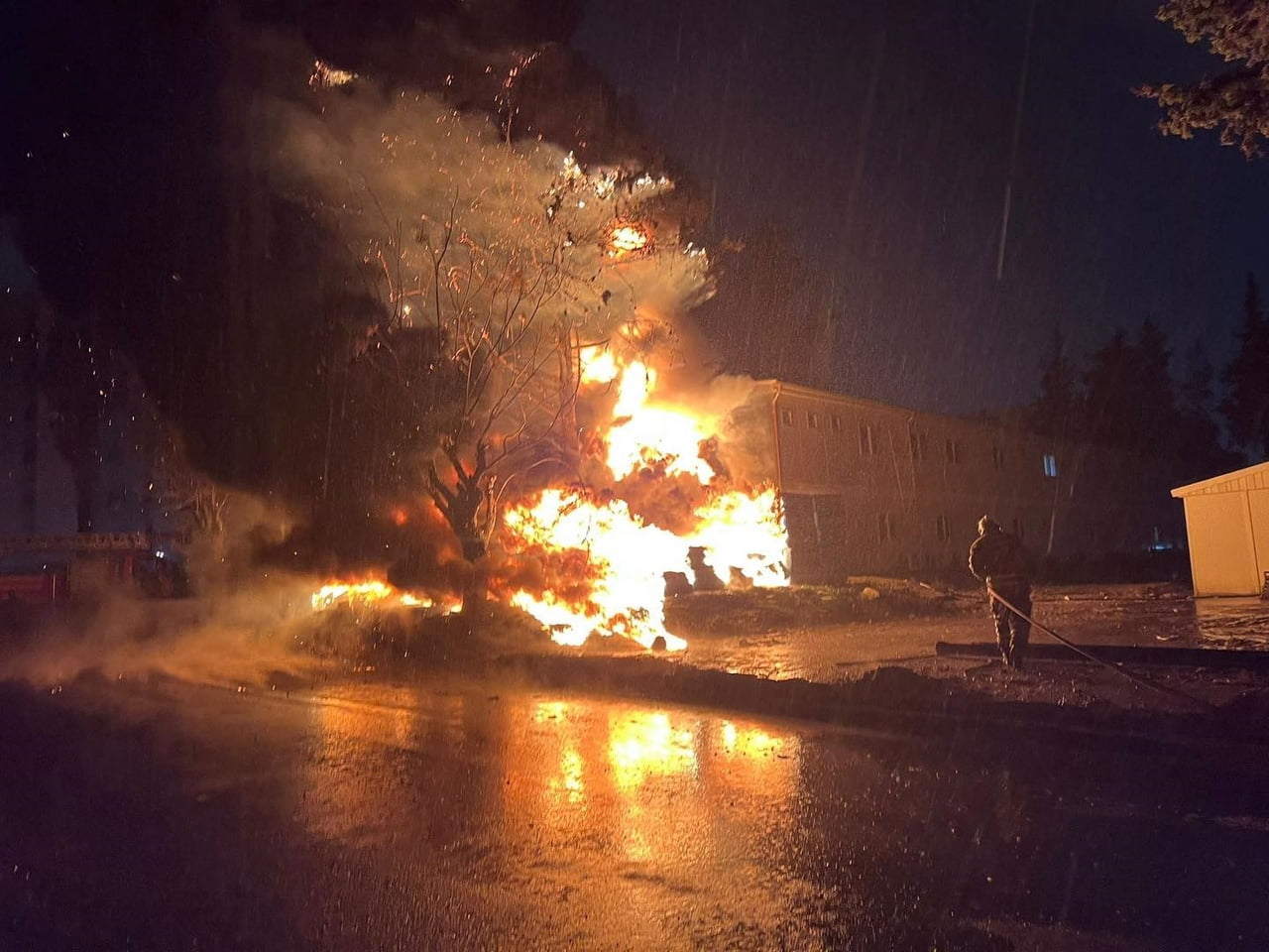 HATAY'DA ŞANTİYE ALANINDA ATIKLARIN ALEV ALMASIYLA BAŞLAYAN YANGIN, KONTEYNER YATAKHANEYE...