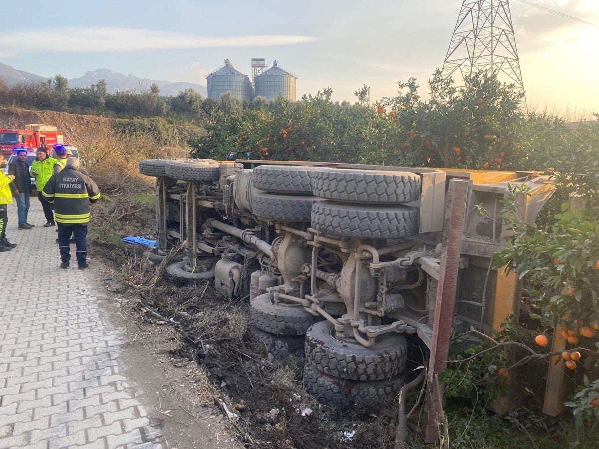 HATAY'DA SÜRÜCÜSÜNÜN DİREKSİYON HAKİMİYETİNİ KAYBETMESİYLE NARENCİYE BAHÇESİNE DEVRİLEN HAFRİYAT...