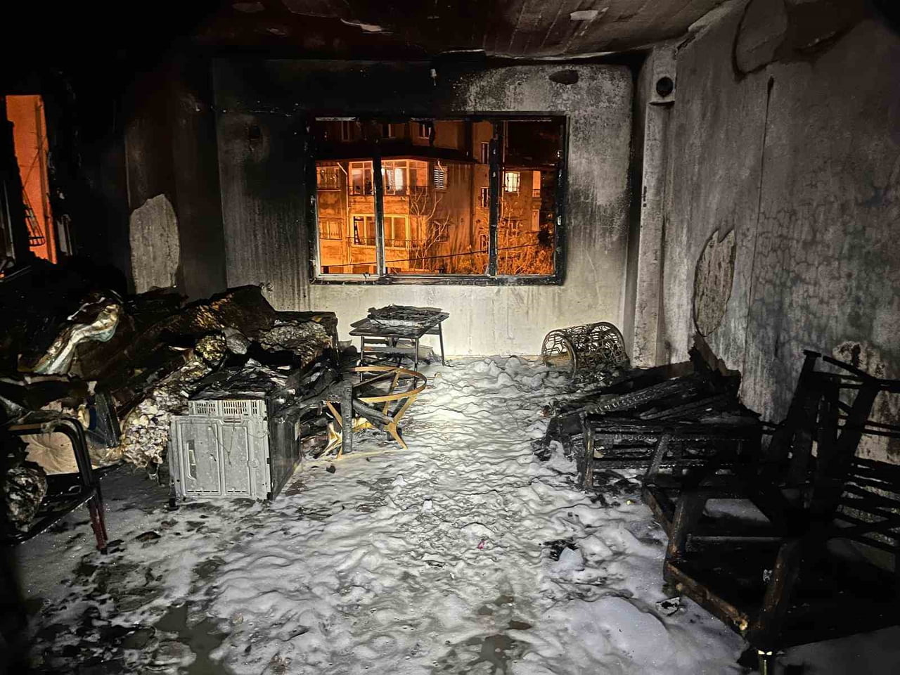 HATAY'IN DEFNE İLÇESİNDE ALEVLERE TESLİM OLAN APARTMAN DAİRESİ YANARAK KULLANILMAZ HALE...