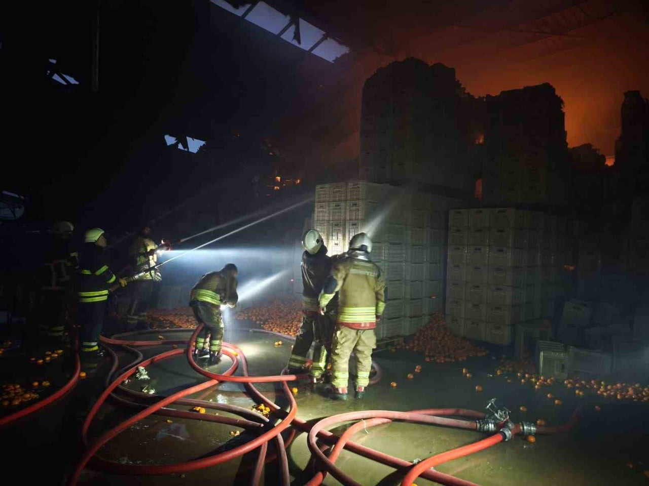 HATAY'IN ERZİN İLÇESİNDE NARENCİYE PAKETLEME FABRİKASINDA ÇIKAN YANGINDA ALEVLERİN YÜKSELDİĞİNİ...