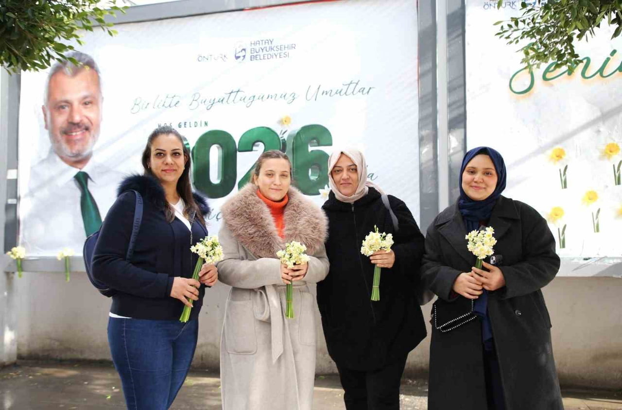 HATAY BÜYÜKŞEHİR BELEDİYESİ, KENTTE YAŞAYAN VATANDAŞLARIN YENİ YILINI KUTLAMAK İÇİN BİLLBOARDLAR...