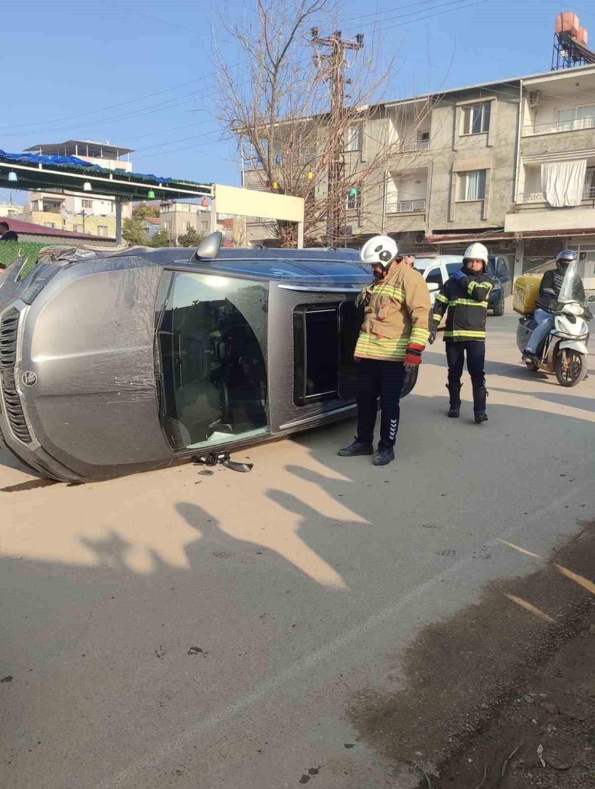 HATAY’DA 2 OTOMOBİLİN ÇARPIŞMASIYLA YAŞANAN TRAFİK KAZASINDA YAN YATAN OTOMOBİLDEKİ  2 KİŞİ...