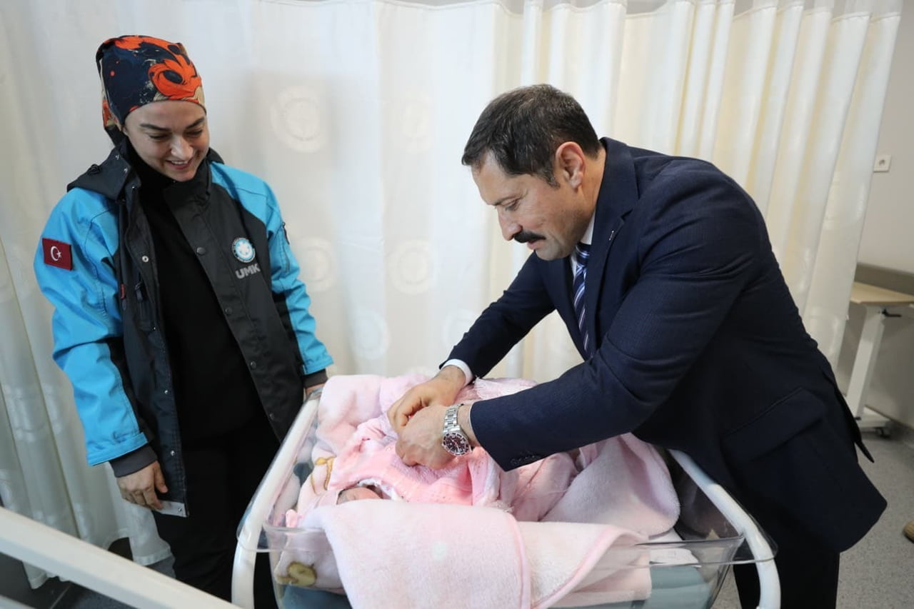 HATAY’DA 2026 YILININ İLK DAKİKALARINDA DOĞAN ‘SULTAN NARE’ BEBEK, YENİ YILIN İLK BEBEĞİ...