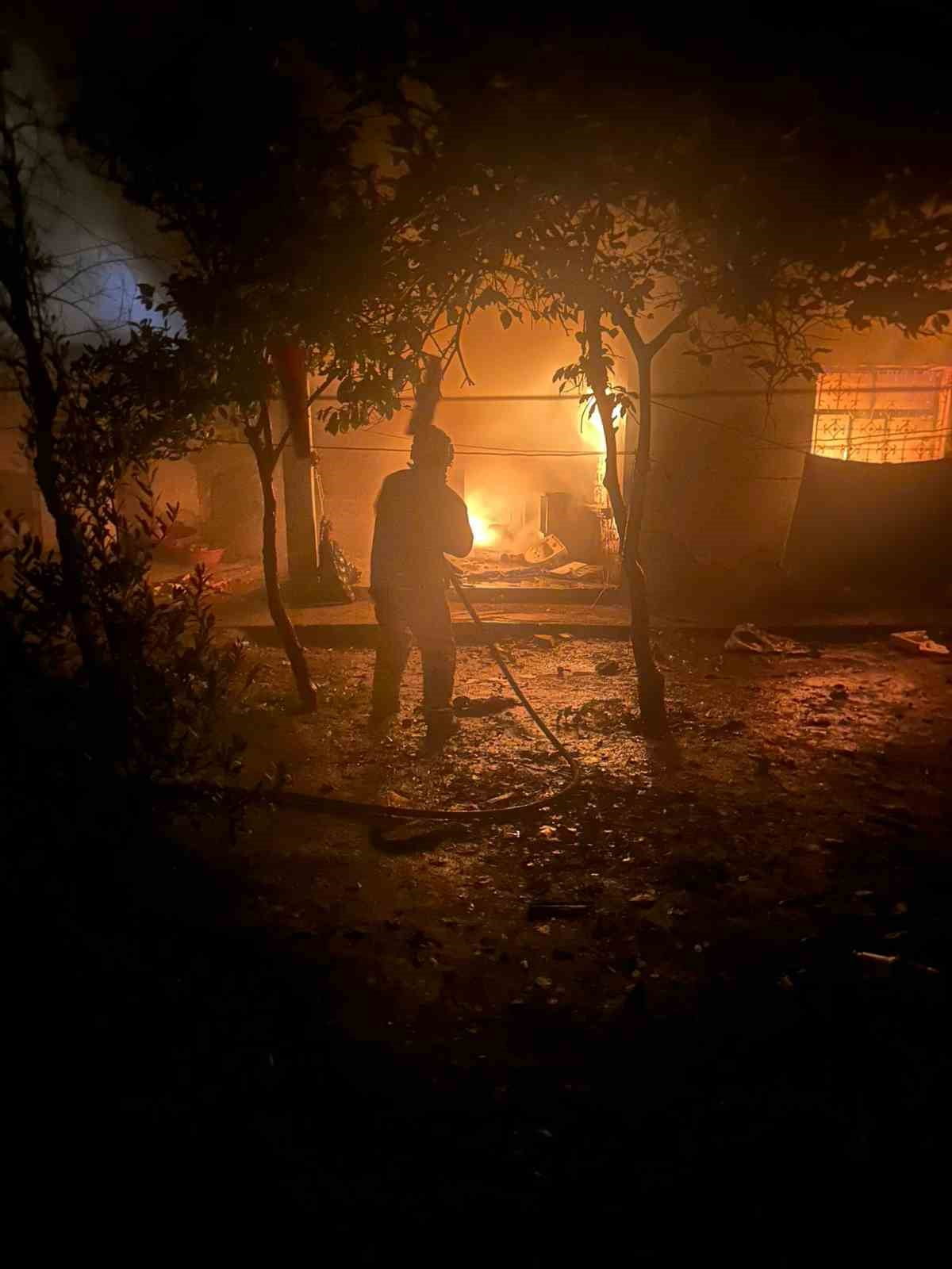 HATAY’DA ALEVLERE TESLİM OLAN MÜSTAKİL EV İÇERİSİNDE KALAN KEDİYİ İTFAİYE EKİPLERİ...