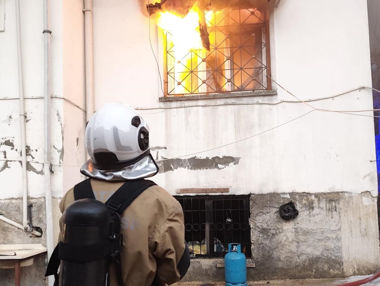HATAY’DA ALEVLERE TESLİM OLAN MÜSTAKİL EVDEKİ YANGIN ÇEVREYE SIÇRAMADAN SÖNDÜRÜLDÜ.