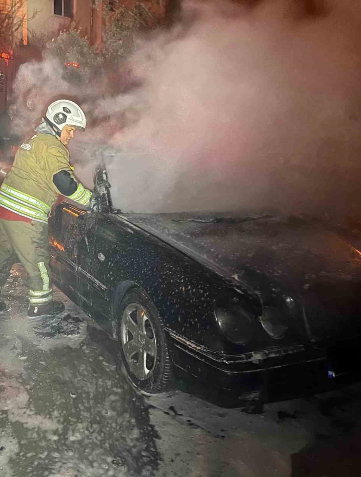 HATAY’DA ALEVLERE TESLİM OLAN OTOMOBİL KULLANILMAZ HALE GELDİ.