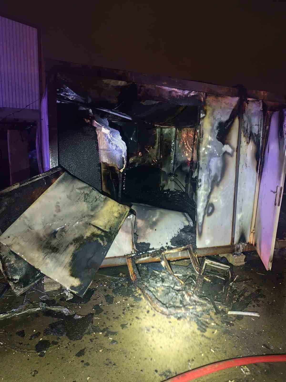 HATAY’DA ALEVLERE TESLİM OLARAK YANAN KONTEYNER KULLANILMAZ HALE GELDİ.