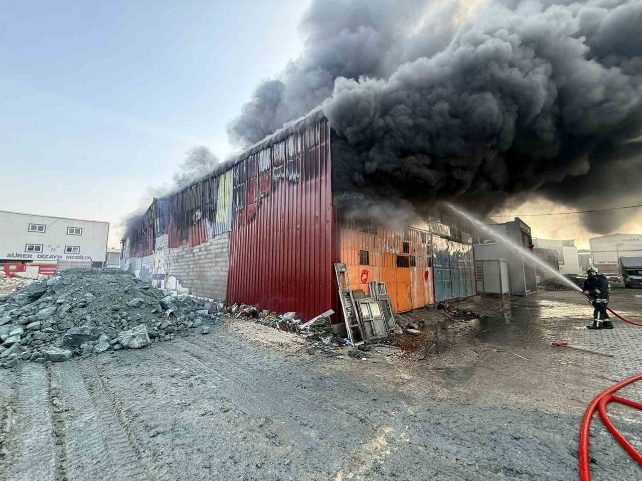 HATAY’DA ALEVLERİN YÜKSELDİĞİ MOBİLYA ATÖLYESİNDEKİ YANGIN, İTFAİYE EKİPLERİNİN HIZLI...