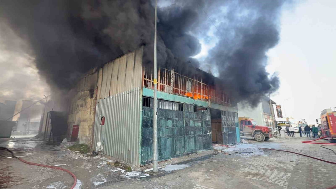 HATAY’DA ALEVLERİN YÜKSELDİĞİ MOBİLYA ATÖLYESİNDEKİ YANGIN, İTFAİYE EKİPLERİNİN HIZLI...