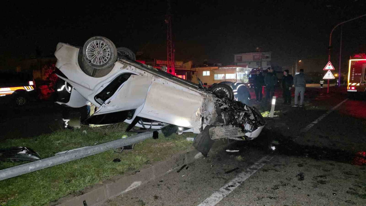 HATAY’DA AYDINLATMA DİREĞİNE ÇARPARAK TAKLA ATAN OTOMOBİLDE BULUNAN ANNE VE BABA YARALANIRKEN 1...