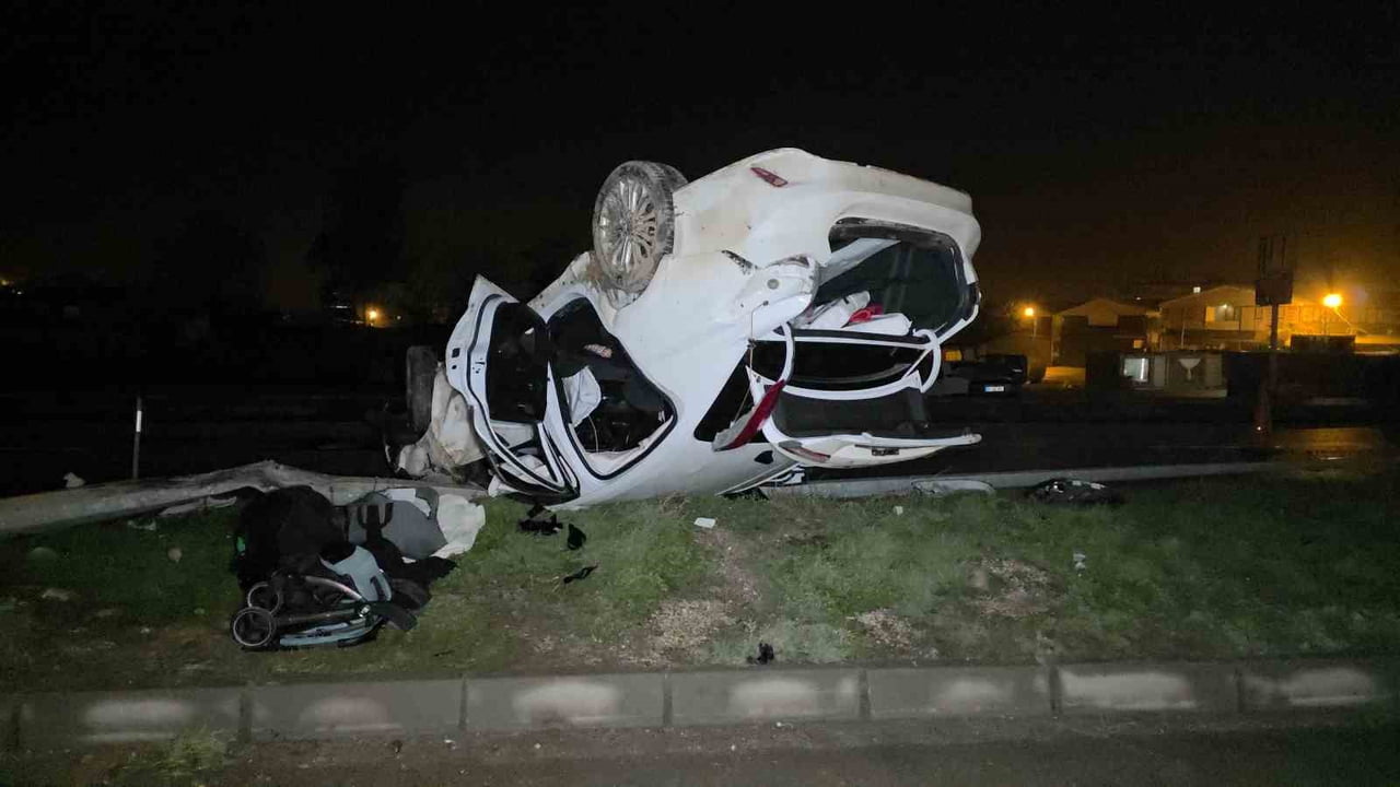 HATAY’DA AYDINLATMA DİREĞİNE ÇARPARAK TAKLA ATAN OTOMOBİLDE HAYATINI KAYBEDEN 7 AYLIK BEBEĞİN CAN...