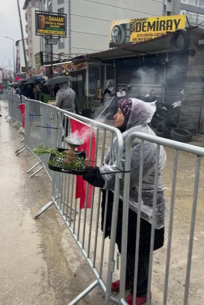 HATAY’DA CHP GENEL BAŞKANI ÖZGÜR ÖZEL’İN MİTİNGİNDE TÜTSÜ YAKAN YAŞLI KADININ SLOGAN ATARKEN...