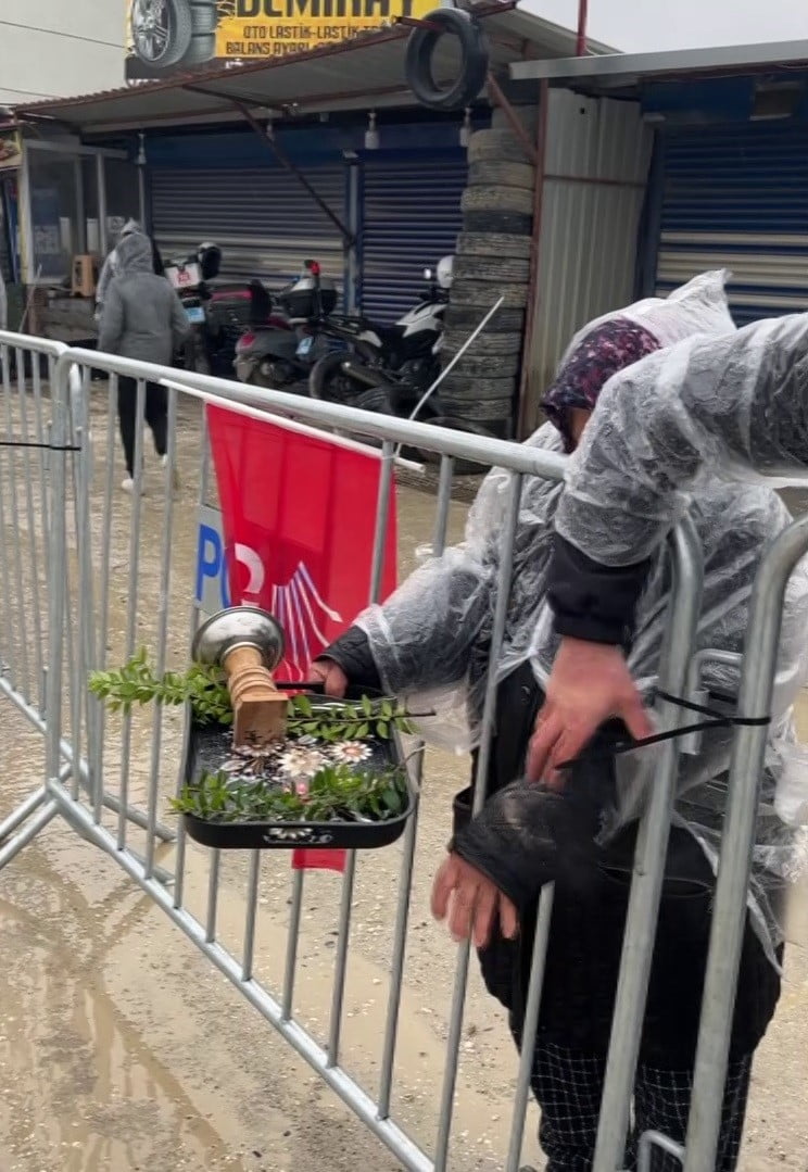 HATAY’DA CHP GENEL BAŞKANI ÖZGÜR ÖZEL’İN MİTİNGİNDE TÜTSÜ YAKAN YAŞLI KADININ SLOGAN ATARKEN...