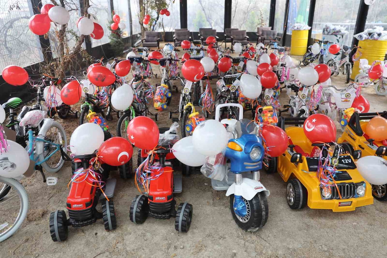 HATAY’DA DEPREMİN İLK GÜNÜNDEN BU YANA ÇOCUKLAR İÇİN KOŞTURAN HAYIRSEVER ÇİLEM ARTAN, DEPREMDE...