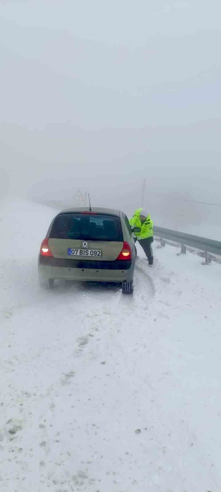 HATAY’DA ETKİLİ OLAN KAR YAĞIŞI SONRASI ARAÇLAR YOLDA İLERLEMEKTE GÜÇLÜK ÇEKTİLER....