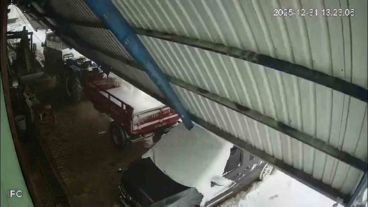 HATAY’DA ETKİLİ OLAN ŞİDDETLİ YAĞIŞLA BİRLİKTE BİRİKEN KAR KÜTLESİNİ TAŞIYAMAYAN FABRİKA ÇATISININ...