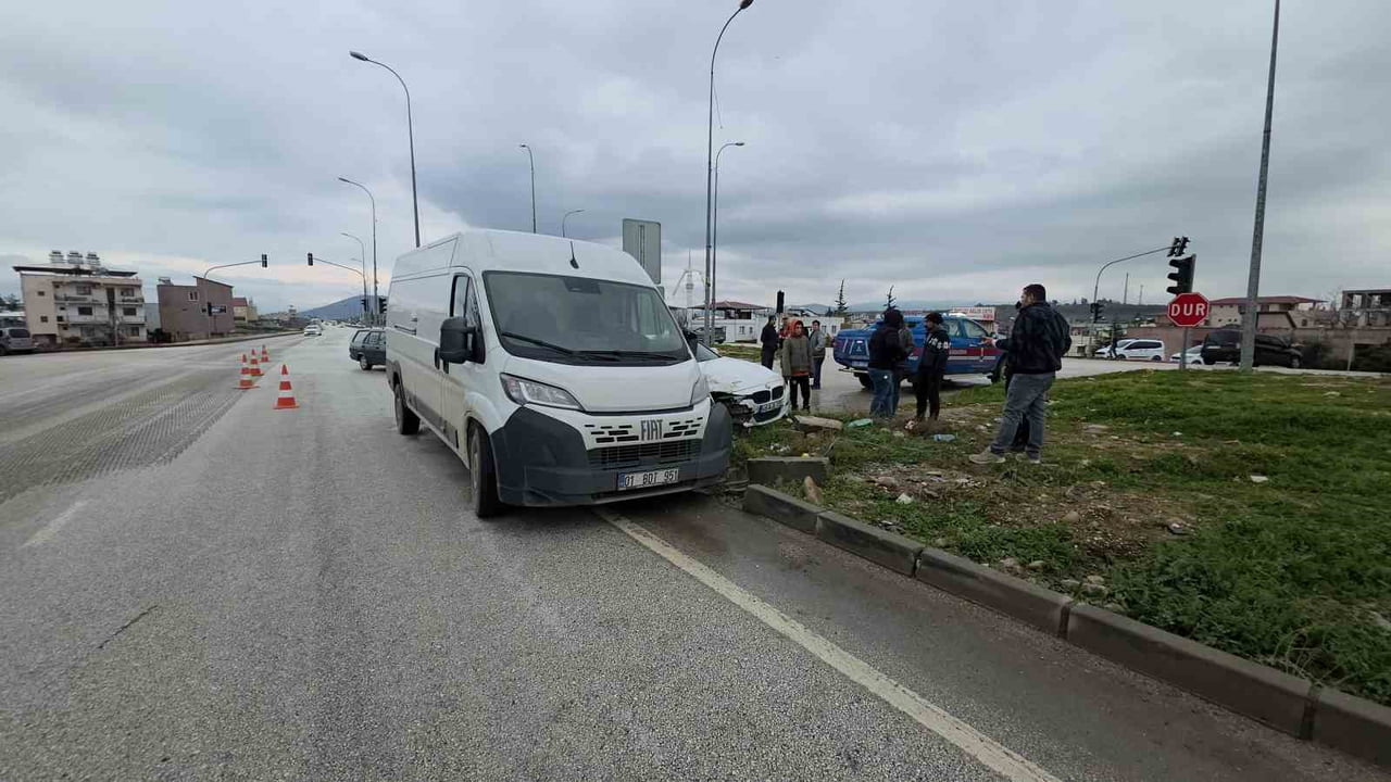HATAY’DA FİAT MARKA MİNİBÜS İLE BMW MARKA OTOMOBİLİN ÇARPIŞTIĞI KAZA ARAÇ KAMERASINA YANSIDI....