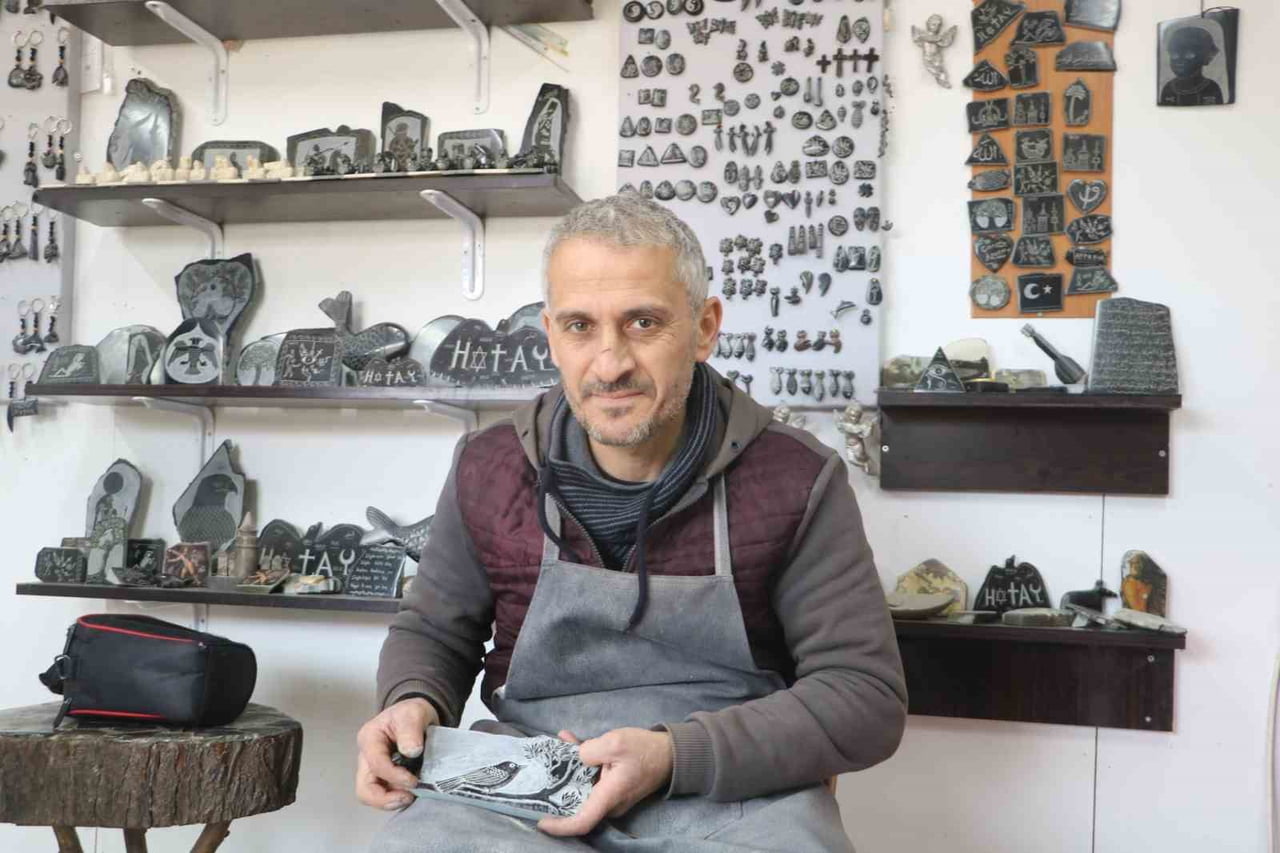 HATAY’DA HOBİ OLARAK BAŞLADIĞI SERPANTİN TAŞI İŞLEME SANATINI EKMEK KAPISI YAPAN ALİ GÜLER, 25...