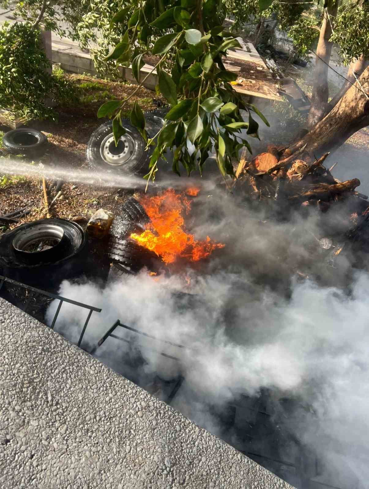 HATAY’DA HURDALIK ALANDA ÇIKAN YANGIN ÇEVREYE SIÇRAMADAN SÖNDÜRÜLDÜ.