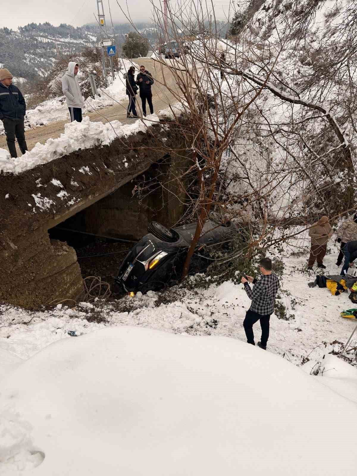 HATAY’DA KAYGANLAŞAN YOLDA DEREYE UÇAN OTOMOBİLDEKİ 5 KİŞİ YARALANDI.