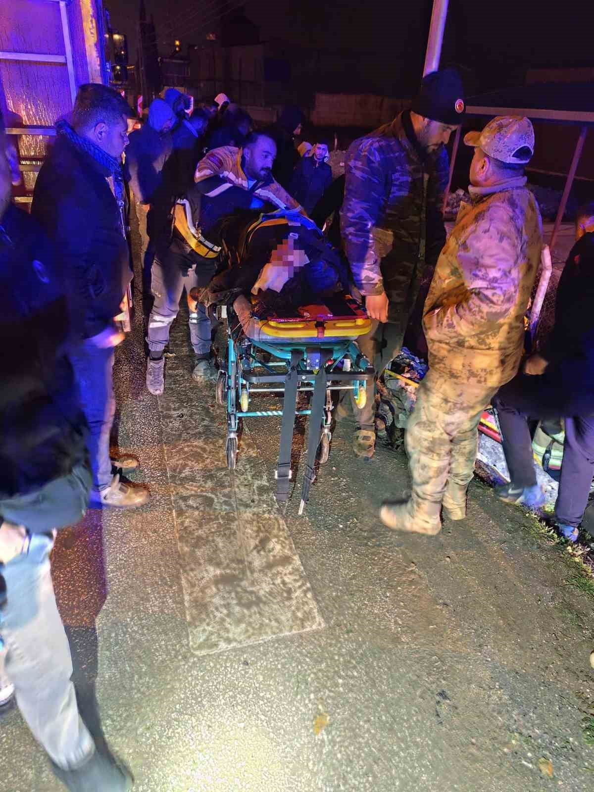 HATAY’DA KONTROLDEN ÇIKARAK YOL KENARINA UÇAN OTOMOBİLDEKİ 3 KİŞİ YARALANDI, 1 KİŞİ...