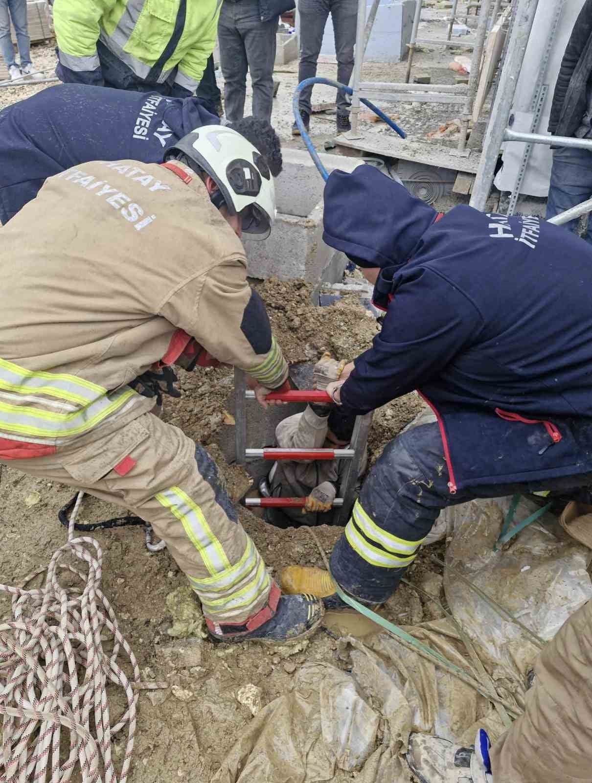 HATAY’DA KUYUYA DÜŞEREK MAHSUR KALAN YARALI VATANDAŞI İTFAİYE KURTARDI.