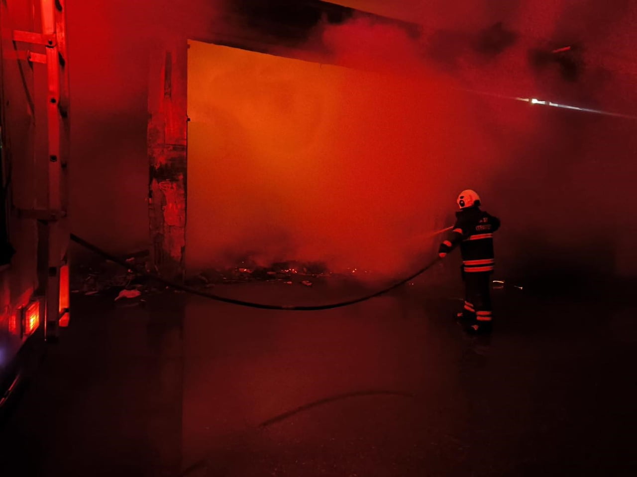 HATAY’DA METRUK BİNADA ÇIKAN YANGIN, ÇEVREDEKİ BİNALARA SIÇRAMADAN SÖNDÜRÜLDÜ.