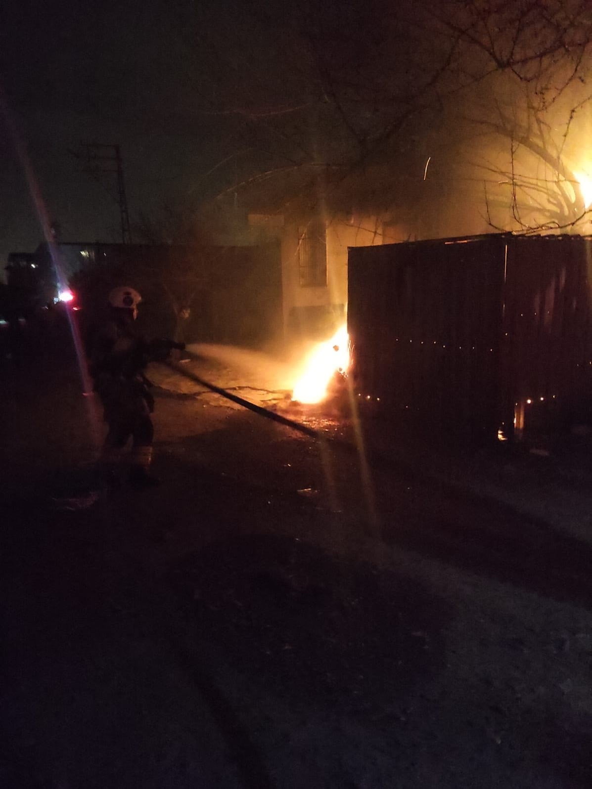 HATAY’DA MÜSTAKİL EVDE ÇIKAN YANGIN, İTFAİYE EKİPLERİNİN MÜDAHALESİYLE ÇEVREYE SIÇRAMADAN...