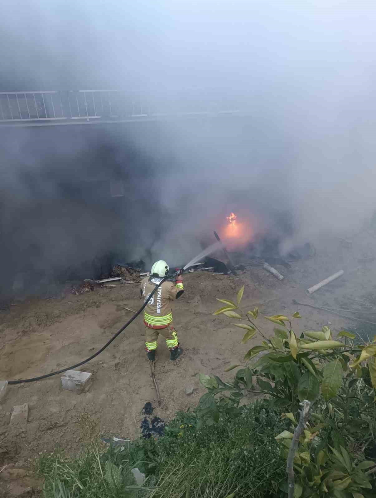 HATAY’DA ODUNLUKTA ÇIKAN YANGIN EVE SIÇRAMADAN İTFAİYE EKİPLERİ TARAFINDAN SÖNDÜRÜLDÜ.