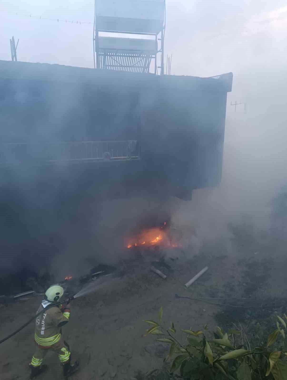 HATAY’DA ODUNLUKTA ÇIKAN YANGIN EVE SIÇRAMADAN İTFAİYE EKİPLERİ TARAFINDAN SÖNDÜRÜLDÜ.