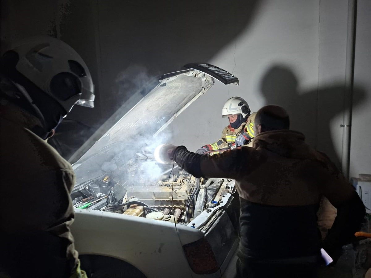 HATAY’DA PARK HALİNDEYKEN MOTOR KISMI YANAN OTOMOBİLDE HASAR OLUŞTU.