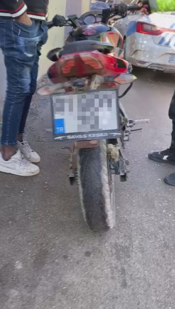 HATAY’DA POLİS EKİPLERİ TARAFINDAN YAPILAN KONTROLLERDE MOTOSİKLET SÜRÜCÜSÜNE; EHLİYETSİZLİK, KASK...